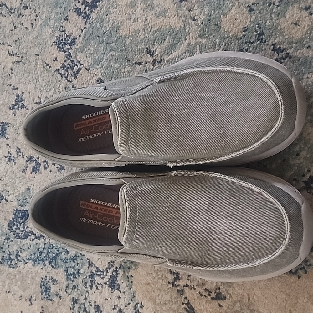Sketchers canvas style slip ons 9.5